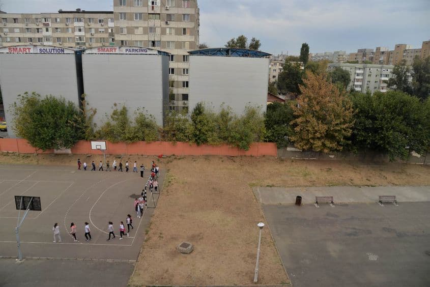 Pe o parte din terenul care acum reprezintă curtea școlii va fi construit un nou corp pentru extinderea spațiului. Foto: Lucian Muntean