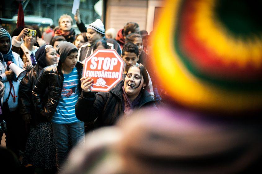 Câteva zeci de persoane evacuate din locuinţe de pe Strada Vulturilor din Capitală obţinute în instanţă de foştii proprietari protesteaza în centrul Capitalei alături de activiști ai Frontul Comun pentru Dreptul la Locuire (FCDL), joi 30 Octombrie 2014. Oamenii solicită primăriilor să le repartizeze locuinţe sociale. Ei susţin că singura variantă oferită de autorităţi a fost cazarea pe timp de noapte, lucru pe care l-au refuzat. Foto: Ovidiu Micsik / Inquam Photos