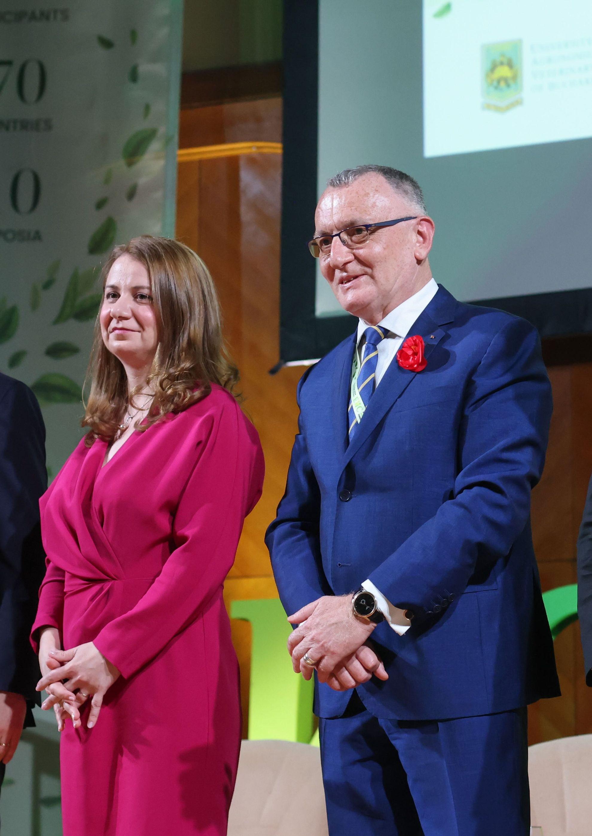 Ligia Deca, fost consilier prezidențial și coordonator al proiectului național “România Educată”, a fost desemnată ministru al Educației după demisia lui Sorin Cîmpeanu. În imagine, Ligia Deca și predecesorul său, fotografiați în mai 2024, la deschiderea Congresului European de Horticultură. FOTO: GEORGE CĂLIN / INQUAM PHOTO