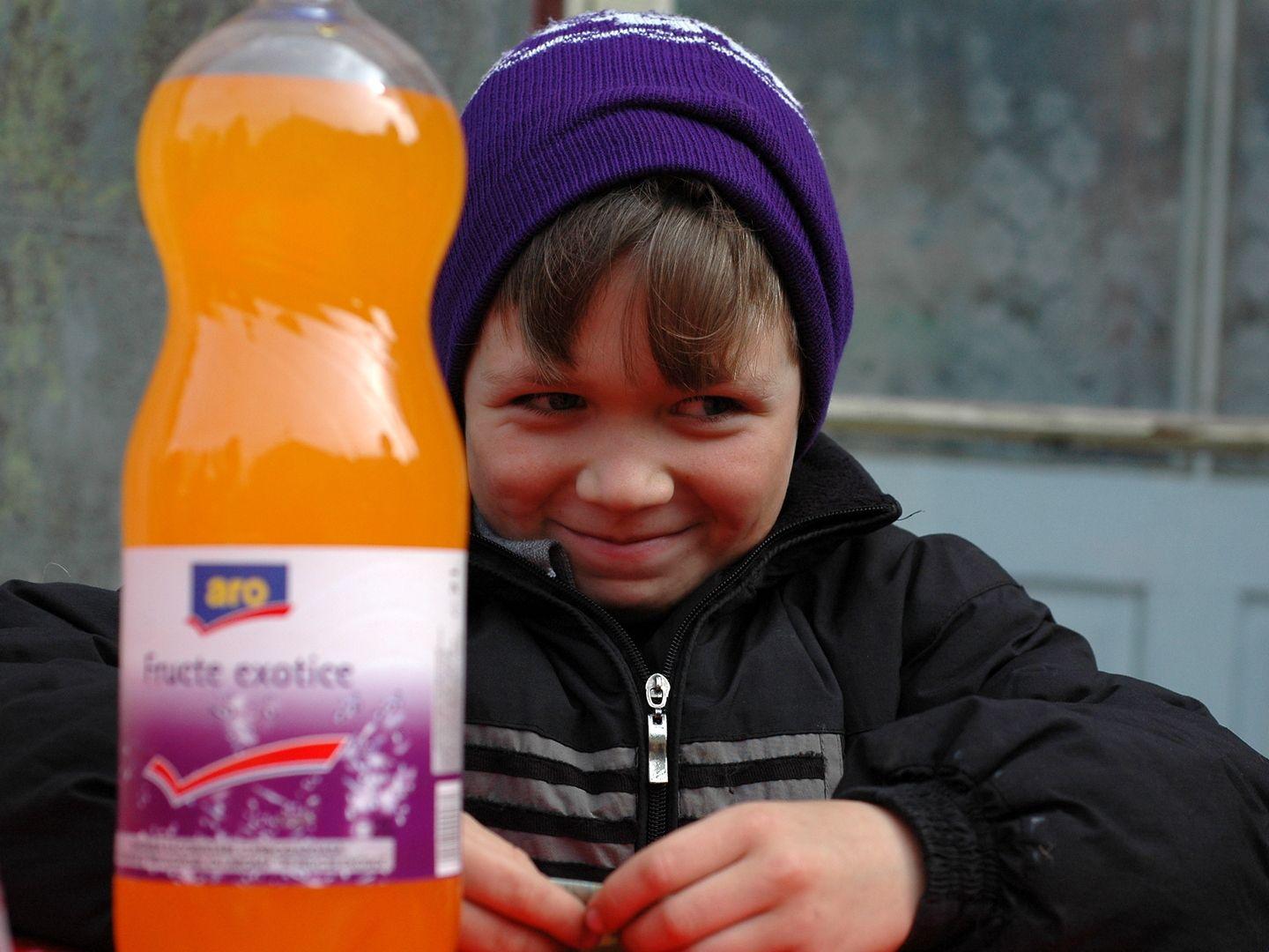 Copil fericit că a scăpat de școală, acum la magazinul din centrul comunei