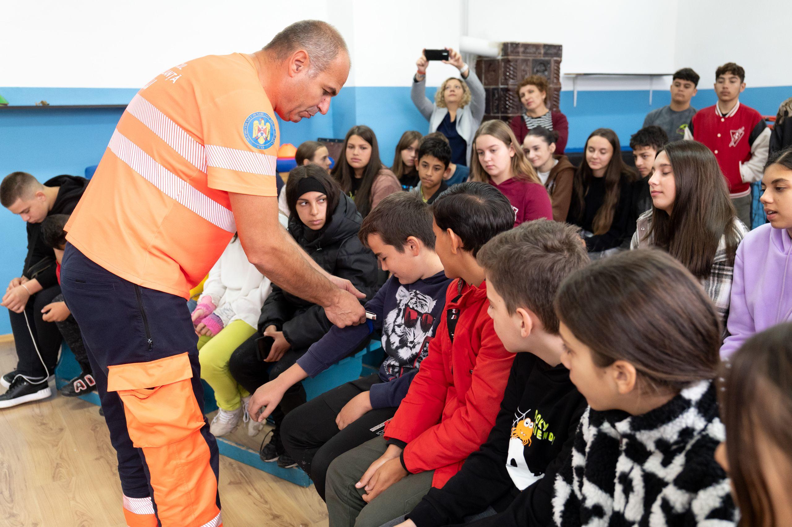 Lecție de prim ajutor la Școala din Bonțida. Foto: Raul Ștef