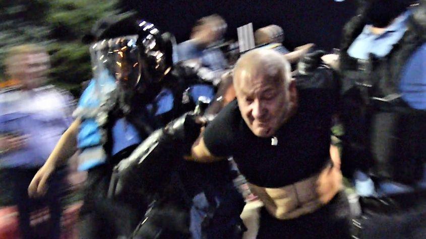 Liciniu Miculeanu, bruscat de jandarmi. Stop-cadru din imaginile filmate de Lucian Muntean