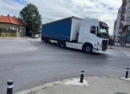 Poluare contra cost. După ce s-a lăudat că face orașul respirabil, Primăria Cluj a dat drumul camioanelor în trafic, pentru sume derizorii