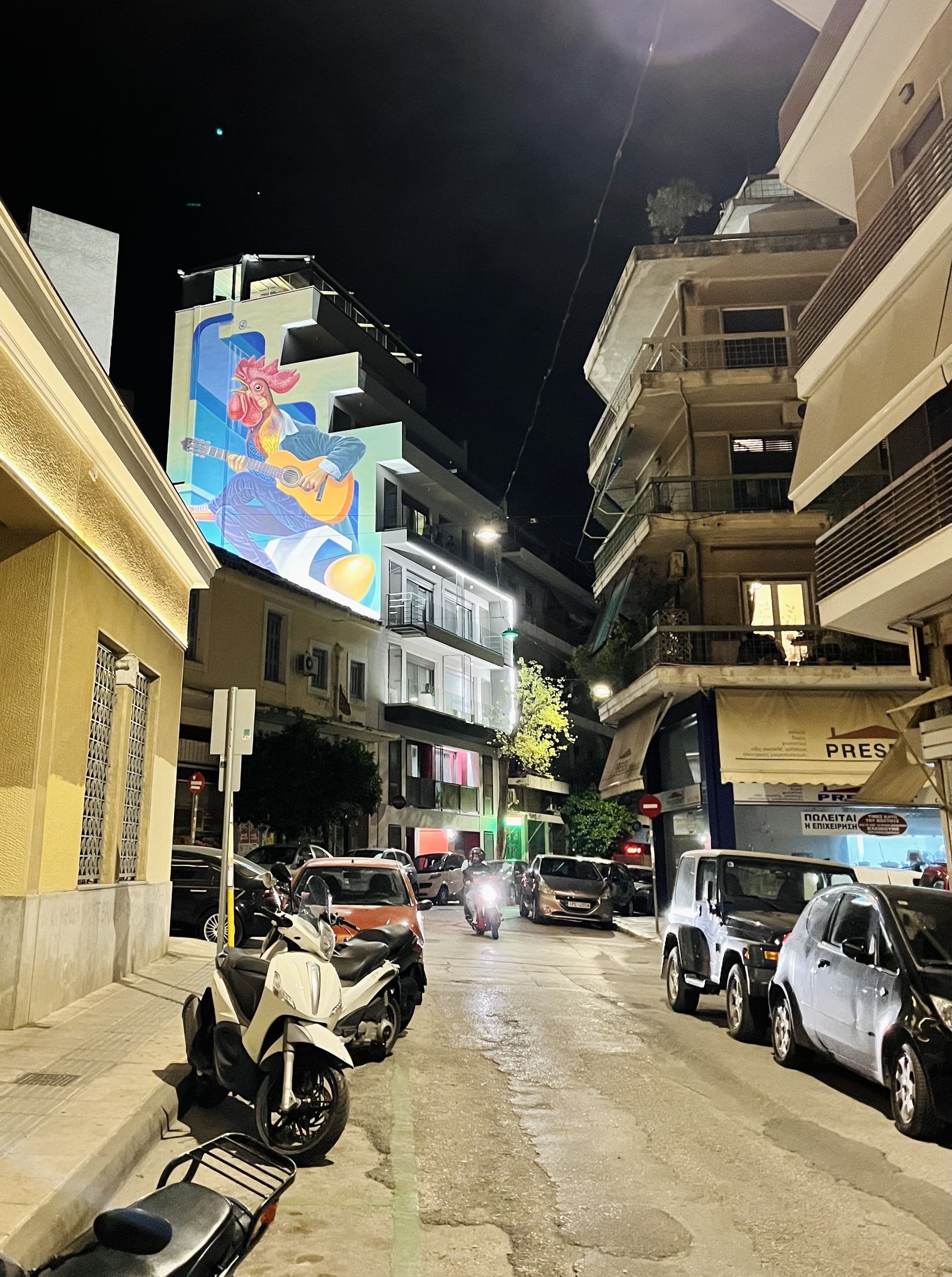 Clădirea cu cocoșul care cântă la chitară a fost construită în ultimul an - la fel ca multe alte clădiri din Atena care au apărut peste noapte. Foto: Ioana Epure