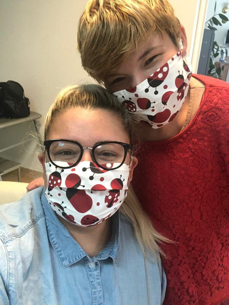 Oana (dreapta) alături de o prietenă. Foto: arhiva personală