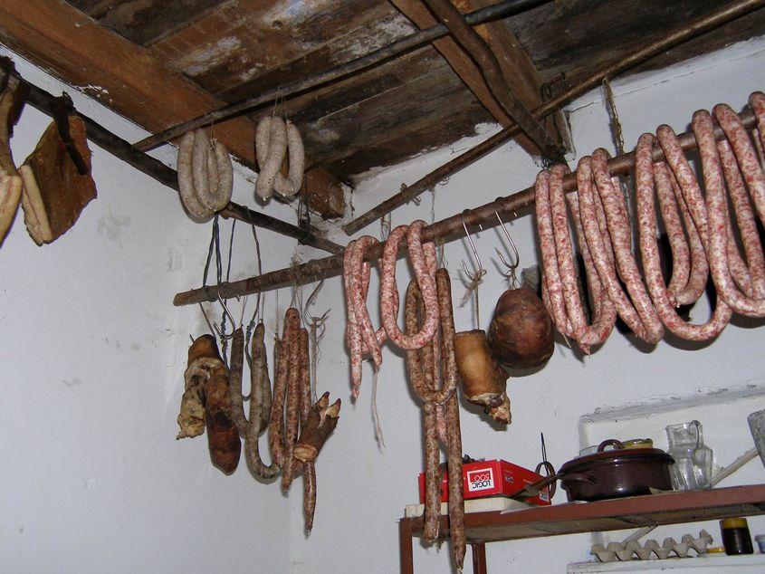 Cârnații sau caltaboșii, fripturile și apa sunt printre cele mai curioase șpăgi cerute de români. Foto: Lucian Muntean