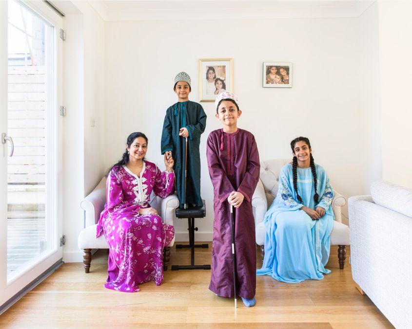 Familie din Oman și Pakistan: Arwa Al-Khaburi cu fiica sa Lujain și fiii Talal și Ali. „Am studiat stomatologie la Bristol, după care m-am întors în Oman pentru 10 ani. M-am măritat, am avut copii și am hotărât că este mai bine pentru toți dacă ne întoarcem în Marea Britanie, așa că iată-ne la Londra”. Foto: Chris Steele-Perkins
