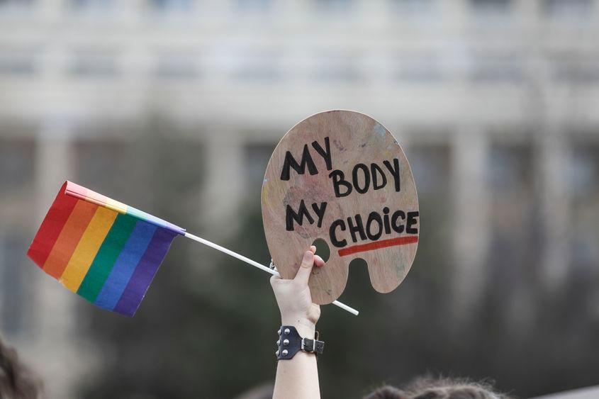 Cateva zeci de persoane protesteaza pentru a semnala faptul ca drepturile reproductive ale femeilor din Romania, inclusiv accesul la intreruperile de sarcina, sunt in pericol, in piata Victoriei din Bucuresti, 8 martie 2023. Inquam Photos / Octav Ganea