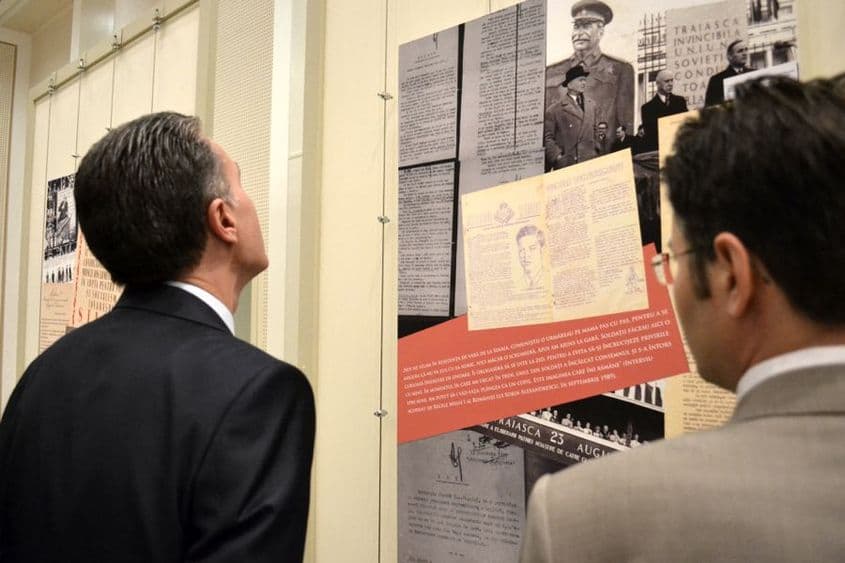 Principele Radu, privind documentele din dosarul de urmărire a regelui Mihai. Foto: cnsas.ro