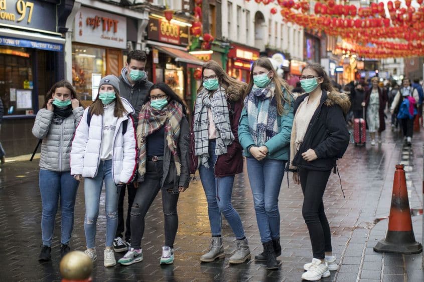Adolescenții nu sunt foarte afectați de noul coronavirus, iar străzile Londrei încă au destui turiști. Dar tinerii pot fi vectori de îmbolnăvire pentru cei în vârstă. Foto: Elena Rostunova | Dreamstime.com