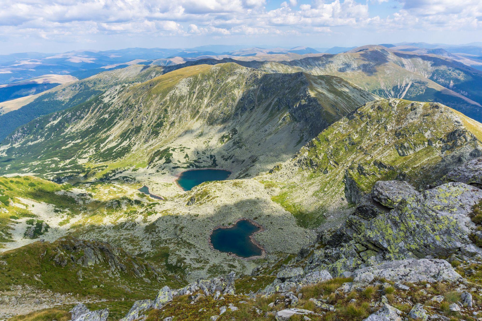 Valea Roșiile, munții Parâng. Aici ajungi doar dacă te-ai încălțat și echipat corespunzător. Foto: Chitila Andrei Dan - <a target="_blank" href="https://www.dreamstime.com/rosiile-valley-parang-mountains-view-parangu-mare-peak-one-can-observe-lakes-nice-place-camping-best-views-image165996086" target="_blank" rel="noreferrer noopener">Dreamstime.com</a>
