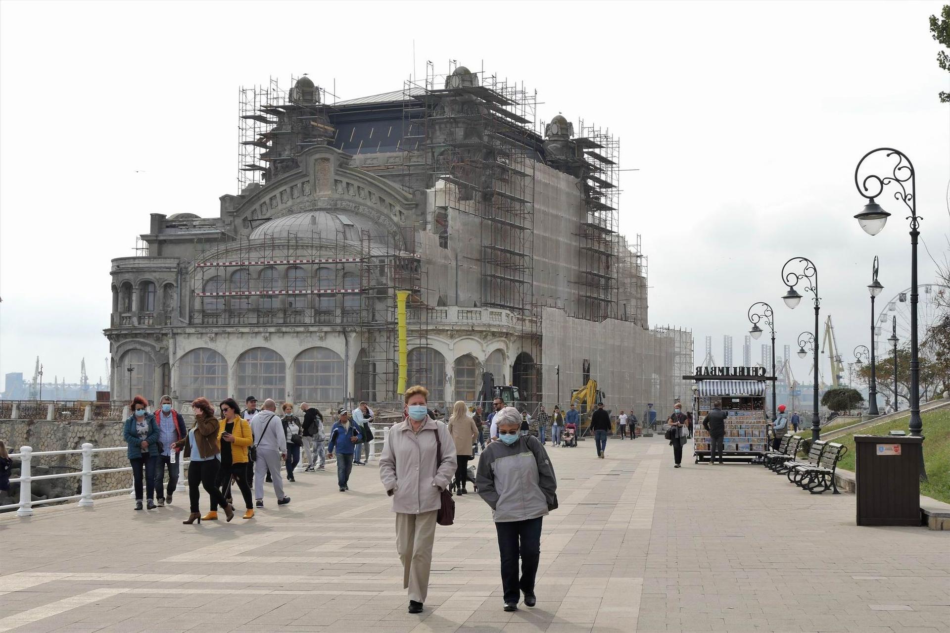 Românii s-au îmbulzit la munte și la mare, respectând normele de distanțare socială atât cât au fost în stare. Sau cât le-a păsat. Foto Lucian Muntean