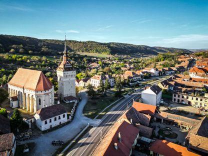 Saschiz, de la uriașii preistorici la casele cetate și legenda sătenilor care au legat cu sfori Turnul cu Ceas