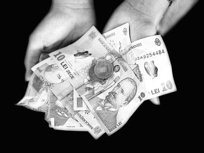 Singuri pe lume. Metoda prin care statul scapă de tinerii din plasament: poveștile celor care au primit educație financiară de 28 de lei pe lună