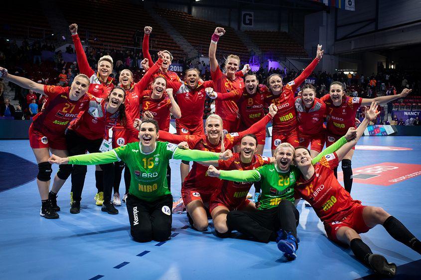Jucătoarele României, poză de grup după victoria cu Spania de la Euro 2018 . Foto: Anze Malovrh / kolektiff