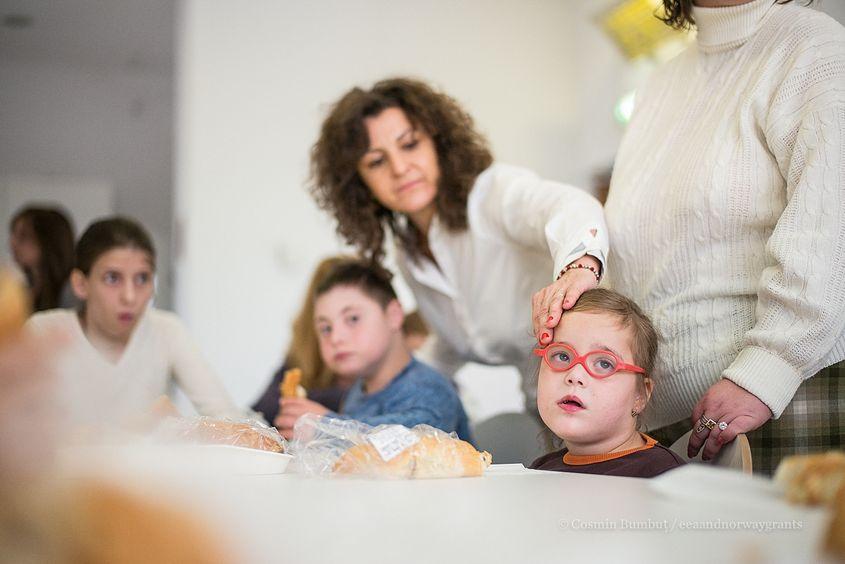 Vera, pedagog la Centrul NoRo, și Mara, 4 ani.