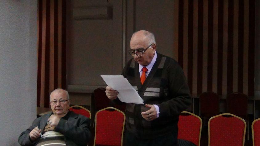 Mihai Stan (așezat), șeful „Literelor” târgoviștene. Foto: bibliotecajudeteanadambovita.wordpress.com