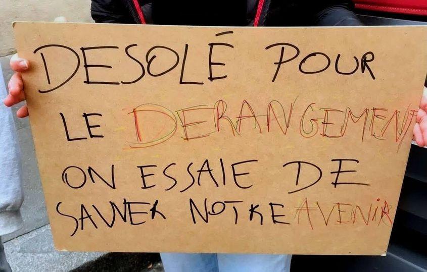 „Ne cerem scuze pentru deranj, încercăm să ne salvăm viitorul". Sursă foto: Facebook / Conseil des Parents d'Elèves de Janson de Sailly