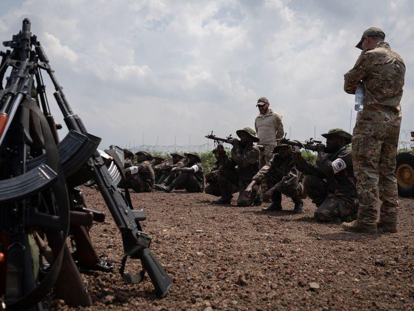 Instructori români cu soldați congolezi la o tabără de antrenament în aeroportul din Goma, RDC, pe 28 august 2024. Foto: Andreea Câmpeanu