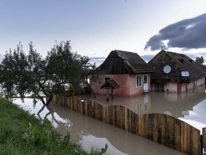 Pregătiri pentru inundații. România a pierdut 160 de milioane de euro din PNRR pentru Lunca Dunării, iar acum se protejează cu saci de nisip