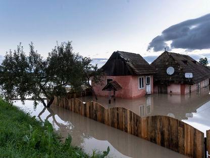 Pregătiri pentru inundații. România a pierdut 160 de milioane de euro din PNRR pentru Lunca Dunării, iar acum se protejează cu saci de nisip