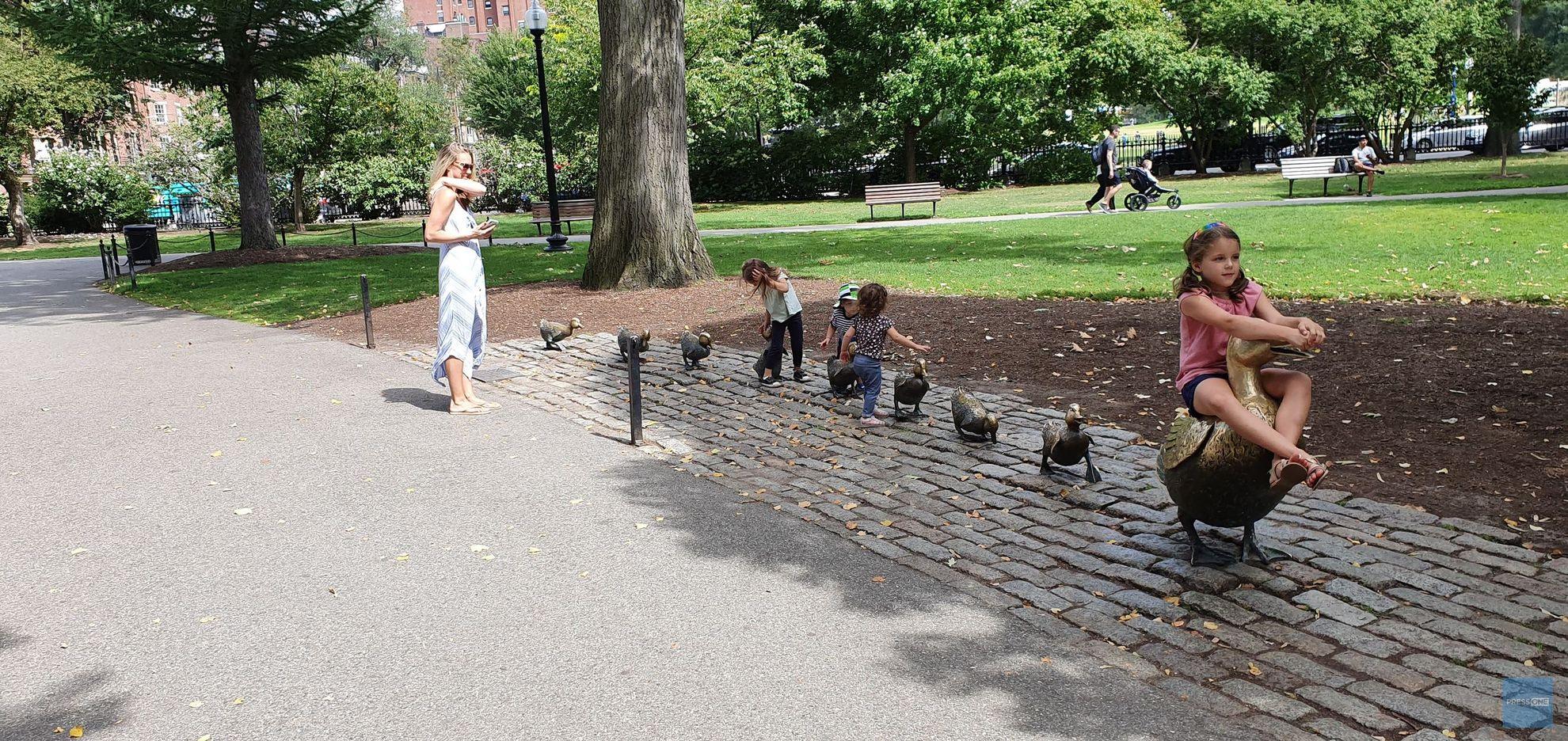 Parcurile sunt pe stil englezesc, cu peluze imense pe care lumea face plajă sau se joacă