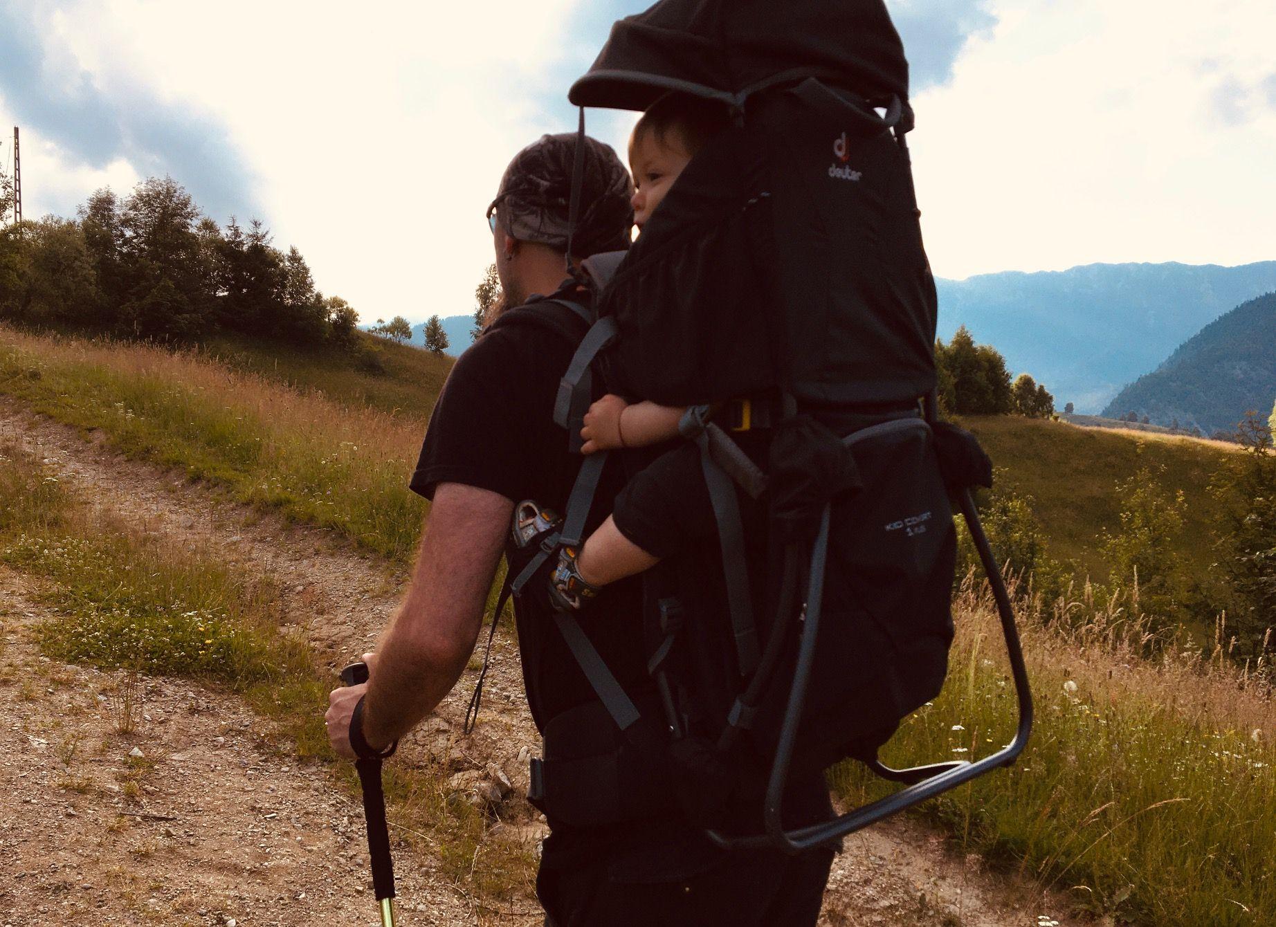 La Peștera, cu frica de urs în suflet, tot ne-am bucurat de natura domoala, străjuită pe o parte de Bucegi și pe cealaltă de Piatra Craiului.