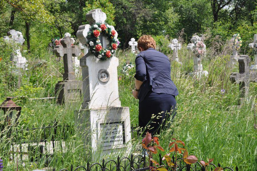Părinții Alexandrei Dubău se odihnesc în cimitirul din Mihăileni.