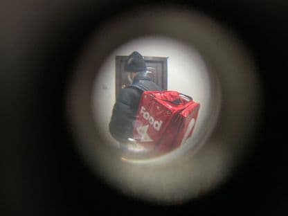 Sărbători și livratori: “Mi-a scris fetița acolo: păpușă nu știu de care, căsuță de nu știu ce fel, vrea și tabletă, că așa a văzut la o colegă... E greu”