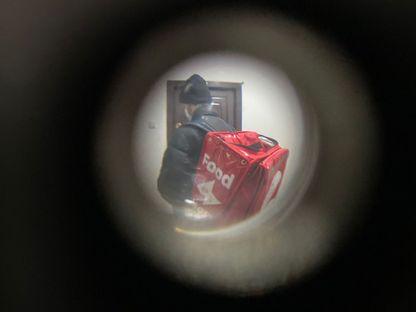 Sărbători și livratori: “Mi-a scris fetița acolo: păpușă nu știu de care, căsuță de nu știu ce fel, vrea și tabletă, că așa a văzut la o colegă... E greu”