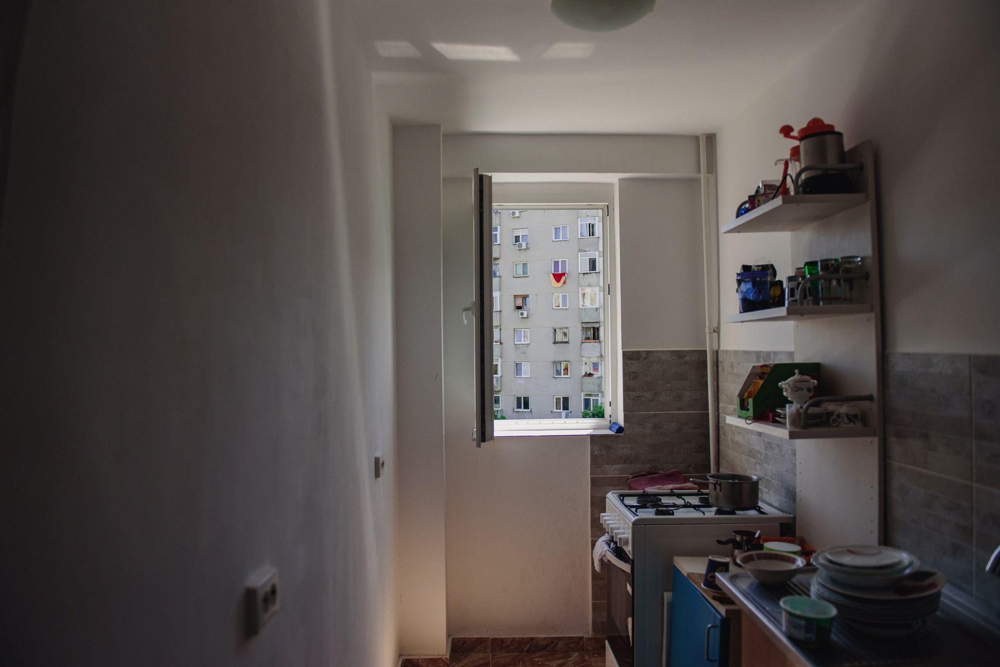 Așa arată lumea de la geamul apartamentului social în care locuiesc Marina și cei patru copii ai ei.