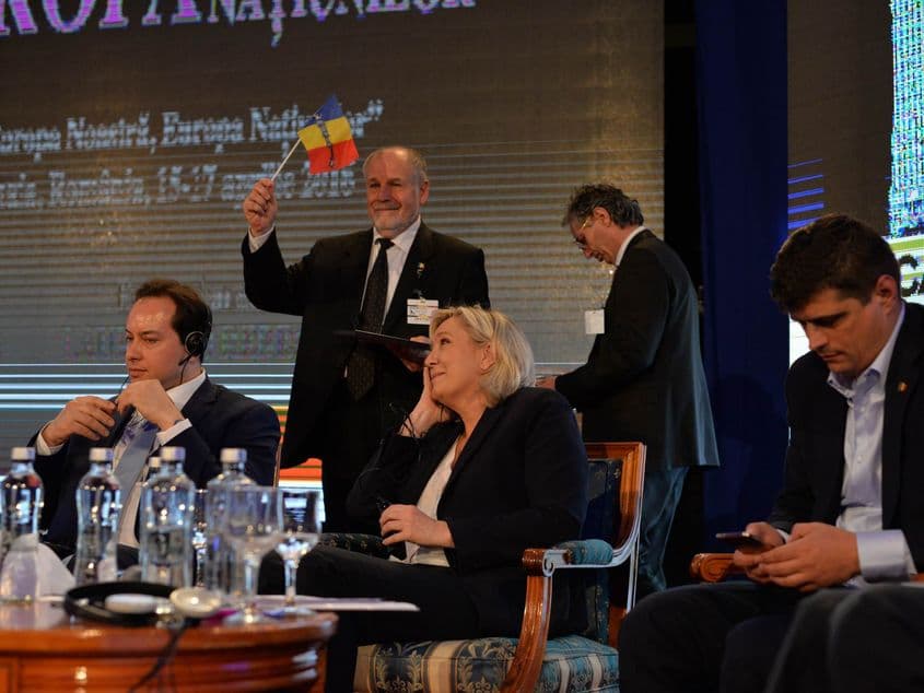 Generalul Mircea Chelaru i-a dăruit lui Marine Le Pen un steag imprimat cu "lupul dacic". Fotografii: Lucian Muntean