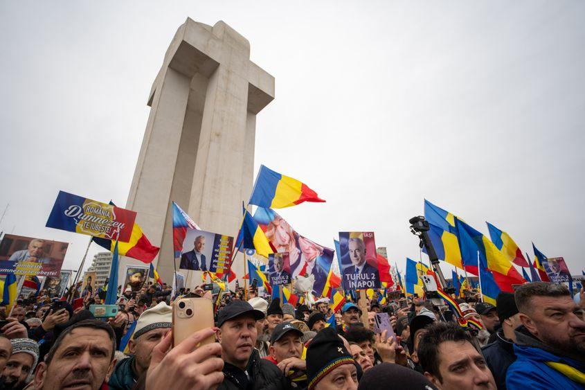 Călin Georgescu a fost întâmpinat de mii de susținători la Alba Iulia Foto: Raul Ștef