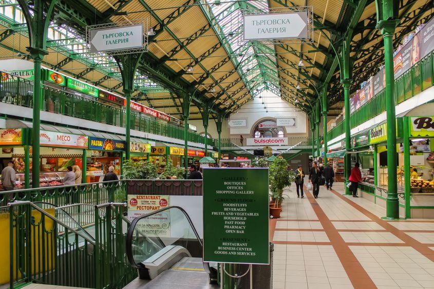 Piața Centrală din Sofia, construită în 1911. Foto: © <a target="_blank" href="https://www.dreamstime.com/imylinska_info">Iryna Mylinska</a> | <a target="_blank" href="https://www.dreamstime.com/photos-images/sofia-people.html">Dreamstime.com</a>
