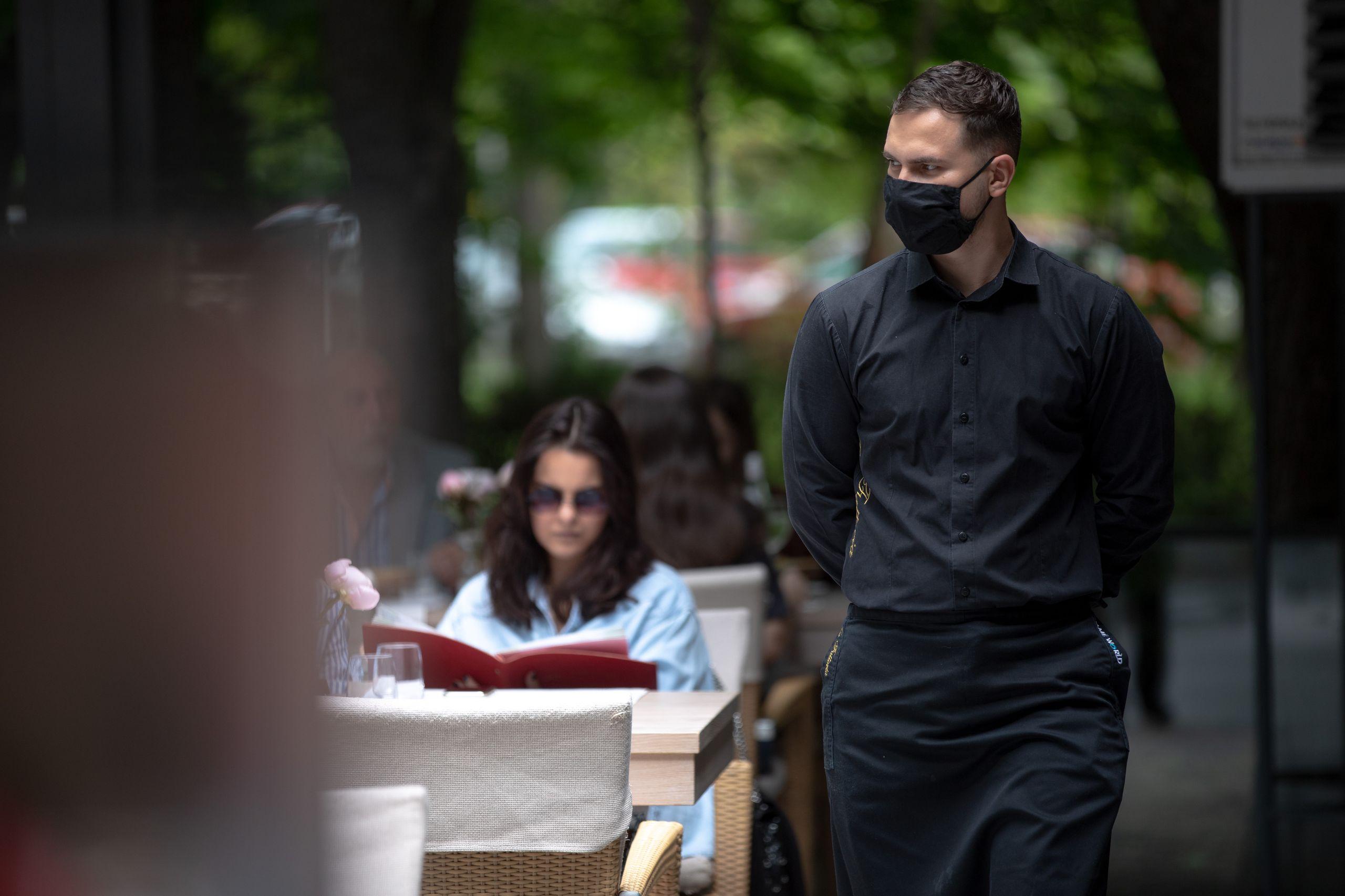 Scenă din prima zi în care terasele au putut funcționa, după lockdown-ul din primele luni ale pandemiei. București, luni, 1 iunie 2020. Inquam Photos / Alexandru Busca