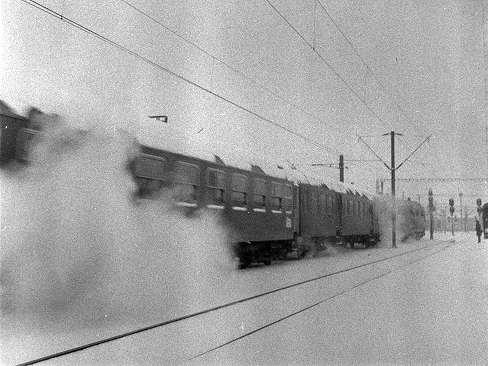 Tren neîncălzit plecând din stație