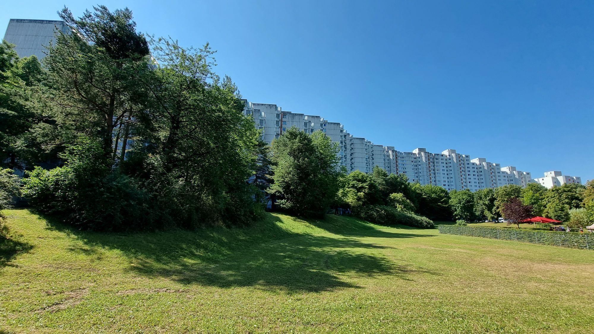 Să nu credem că blocurile uriașe înconjurate de parcuri sunt o invenție comunistă. Neuperlach, din Munchen, arată versiunea capitalistă a cartierelor dedicate muncitorilor. Foto: Adrian Mihălțianu