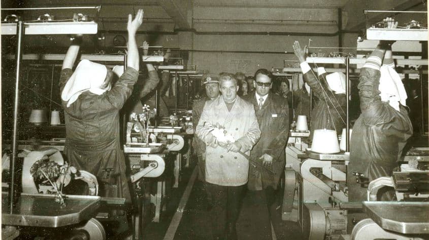 O duceai bine mai ales dacă produceai pentru export și dacă nu cădeai lată de oboseală după ce mai aplaudai și tovarășii veniți în vizită. Foto: Fabrica de tricotaje „Bucovina” din Rădăuți. Sursa: Fototeca online a comunismului românesc