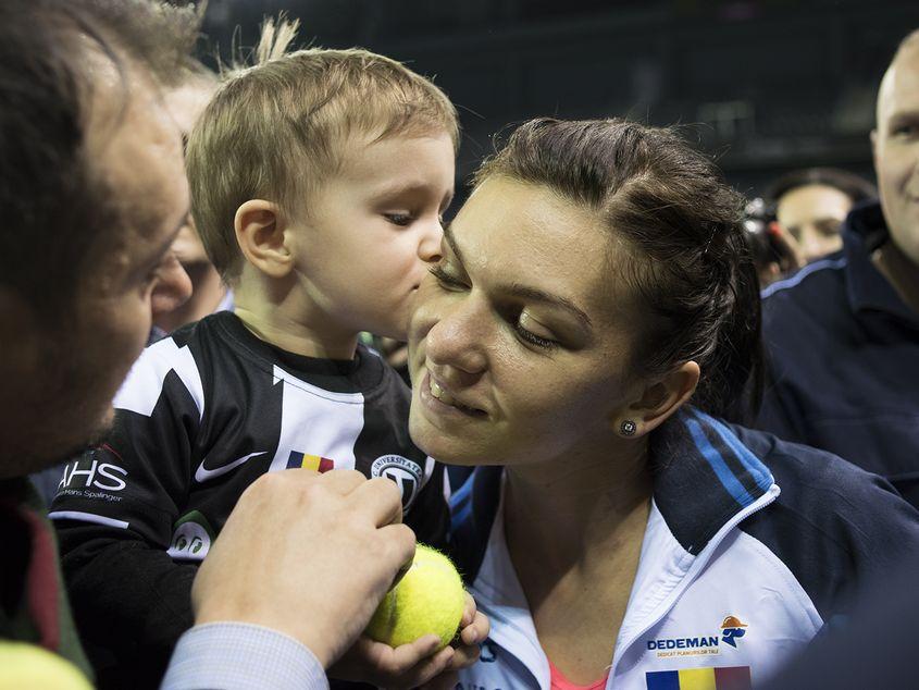 Alex, un mic fan al lui U Cluj, o pupă pe obraz pe Simona Halep
FOTO: Raul Ștef (c)