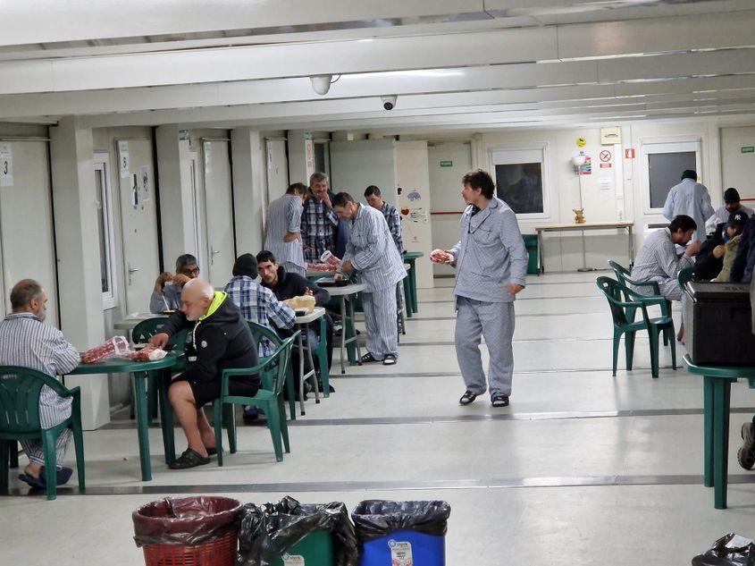 În noaptea de 17 spre 18 februarie, 206 persoane au beneficiat de serviciile adăposturilor puse la dispoziție de primărie FOTO: DGASMB