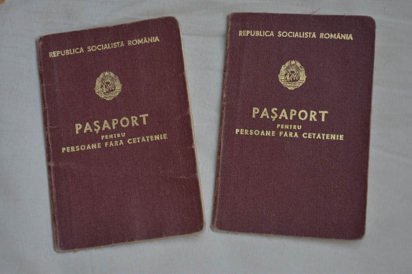 Cu aceste pașapoarte „pentru persoane fără cetățenie” au ieșit din România, în 1986, Adriana și Ion Olteanu.