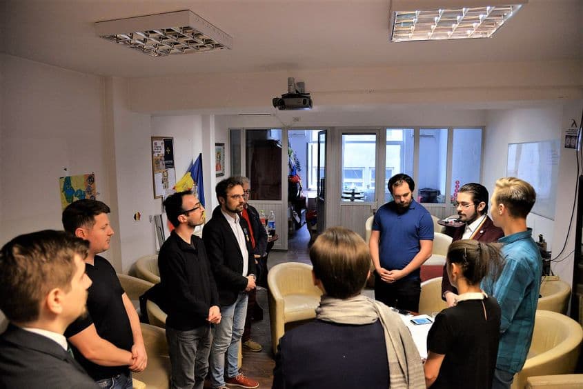 Tinerii monarhiști intonează Imnul Regal. Foto: Lucian Muntean