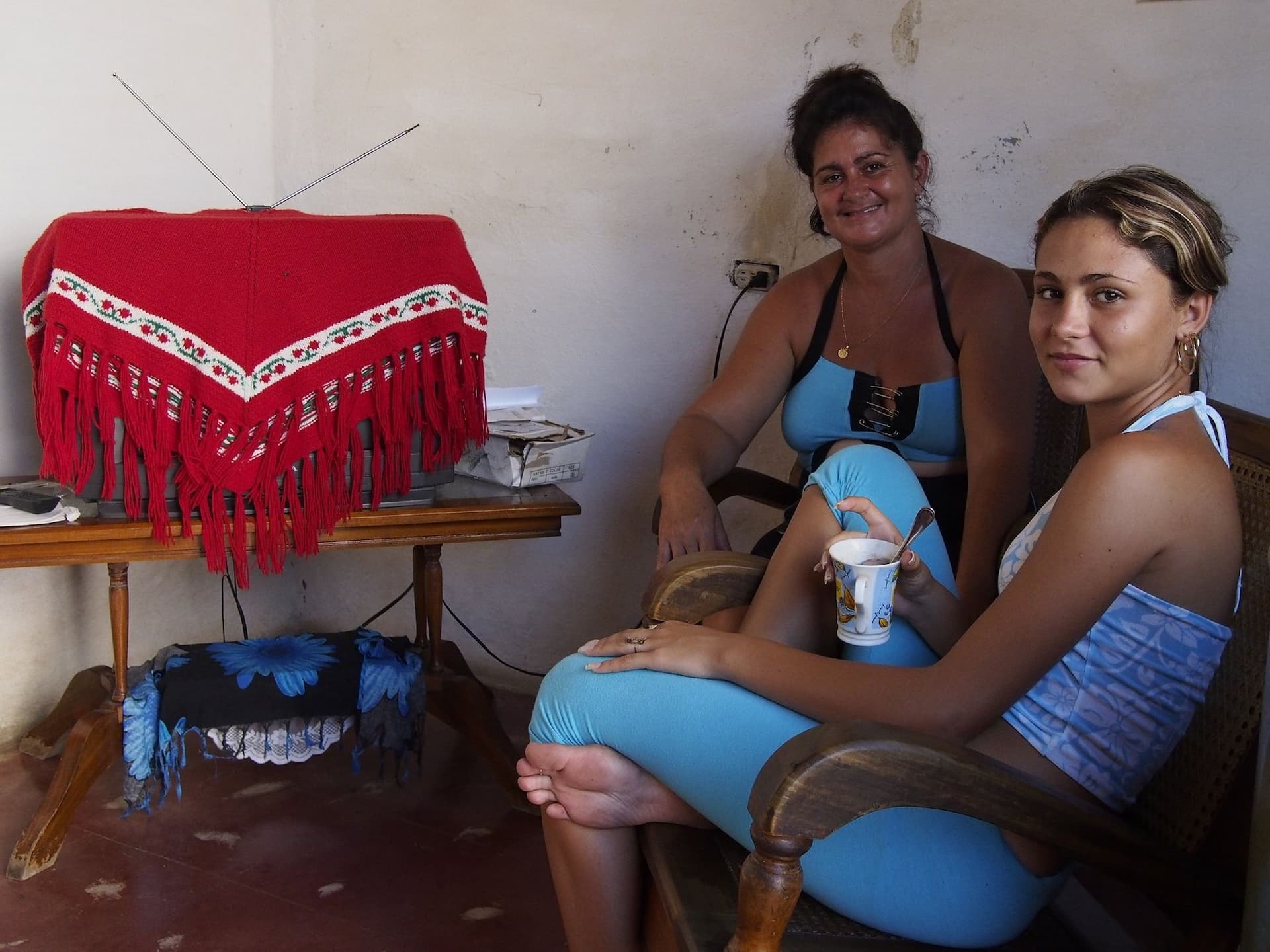 Mamă și fiică la o cafea