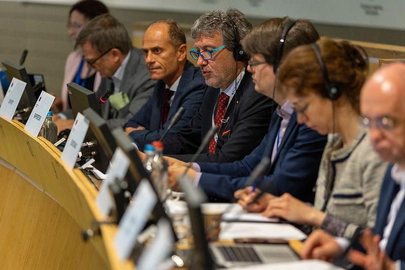 Emil Boc în extremitatea dreaptă a imaginii, blurat. © European Union / David Martín Díaz