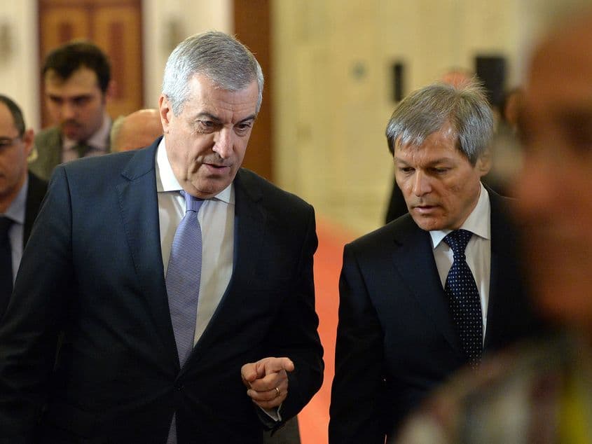 Dacian Cioloş şi Călin Popescu-Tăriceanu, înainte de dezbaterea din plen de miercuri. Foto: Alexandru Dobre / Mediafax Foto