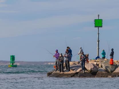Știri din cealaltă Românie. Un primar din Botoșani își face concurs de pescuit nocturn de Zilele orașului, iar la Brașov e record de căsătorii