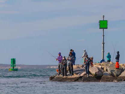 Știri din cealaltă Românie. Un primar din Botoșani își face concurs de pescuit nocturn de Zilele orașului, iar la Brașov e record de căsătorii