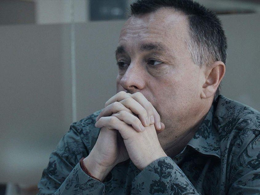 “colectiv” este povestea primului an de după incendiul din club, a scandalului Hexi Pharma, a morții lui Dan Condrea, a scandalurilor din Ministerul Sănătății - atât înainte, cât și din timpul guvernului tehnocrat - și a luptei jurnaliștilor cu sistemul, în special a echipei lui Cătălin Tolontan.