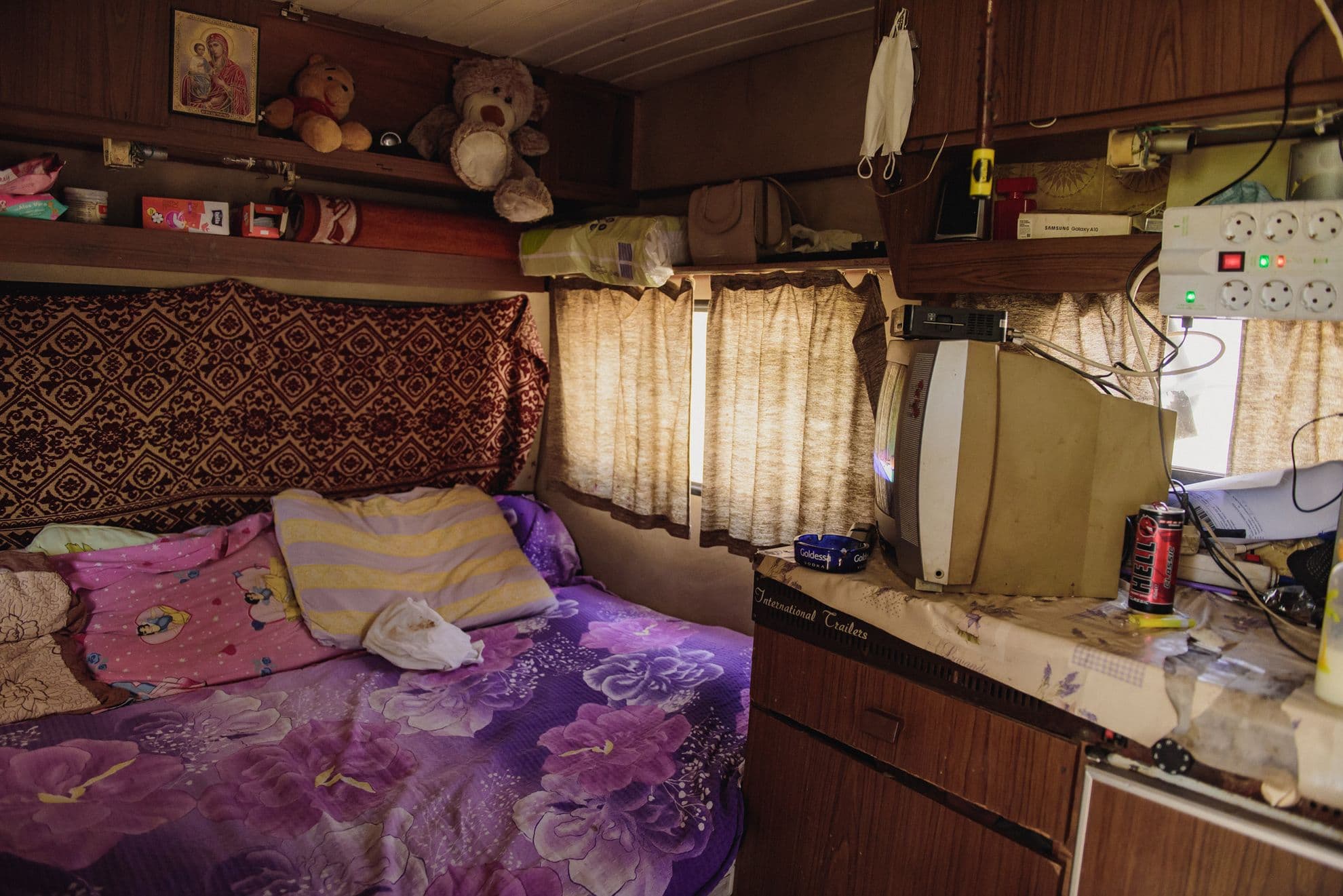 Patul din rulota Călinei, unde stă cu fiul ei uneori și se uită la desene animate.