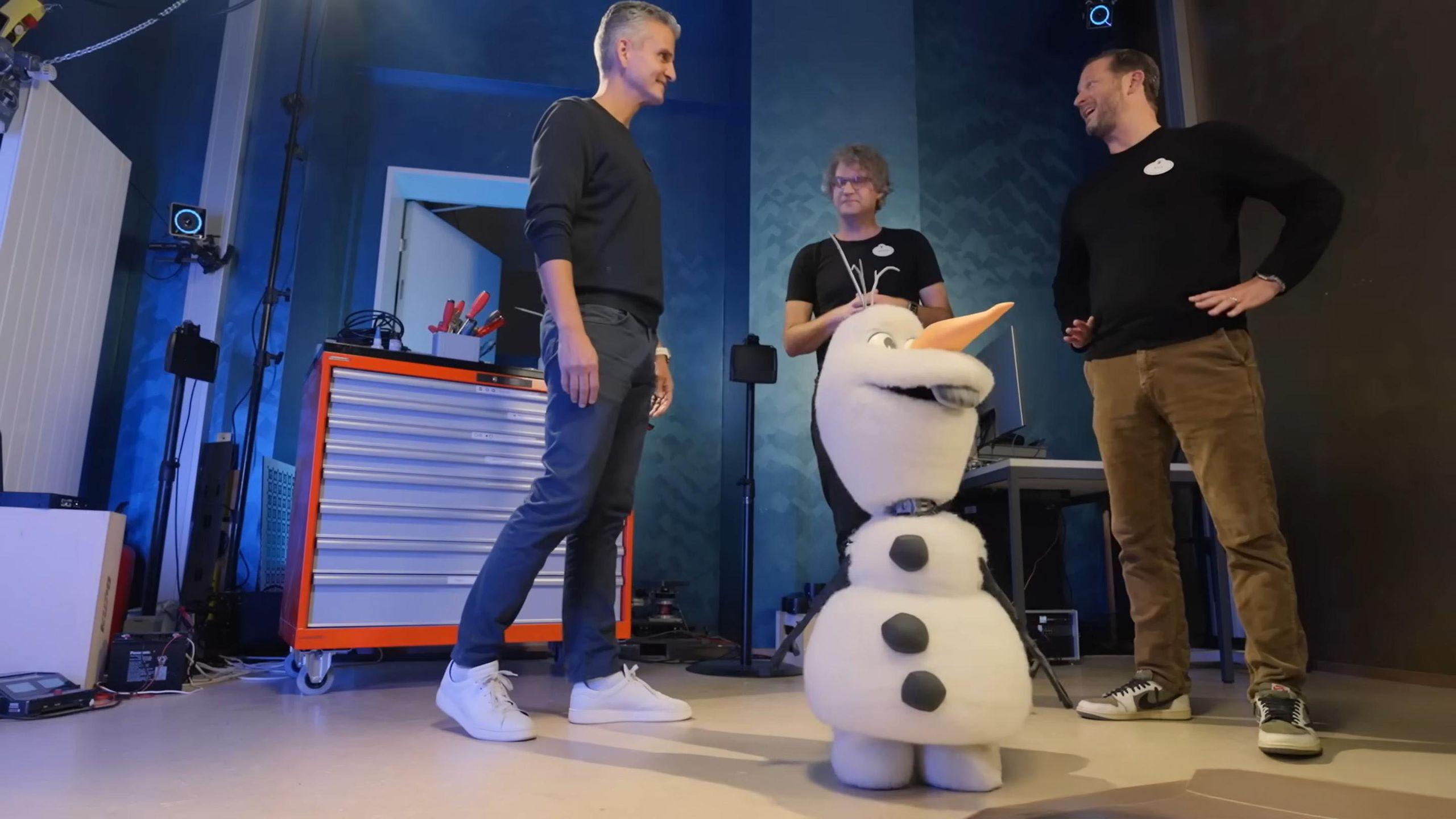 Robotul autonom înzestrat cu AI Olaf, pregătit să interacționeze cu copiii și vizitatorii adulți la Disneyland.